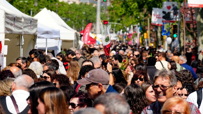 Diario 24 - Los catalanes se vuelcan un año más con la fiesta de Sant Jordi y la tradición de regalar un libro y una rosa