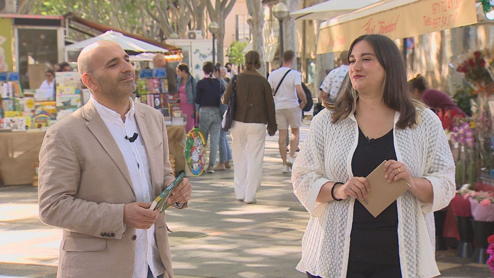 Els escriptors surten al carrer per Sant Jordi