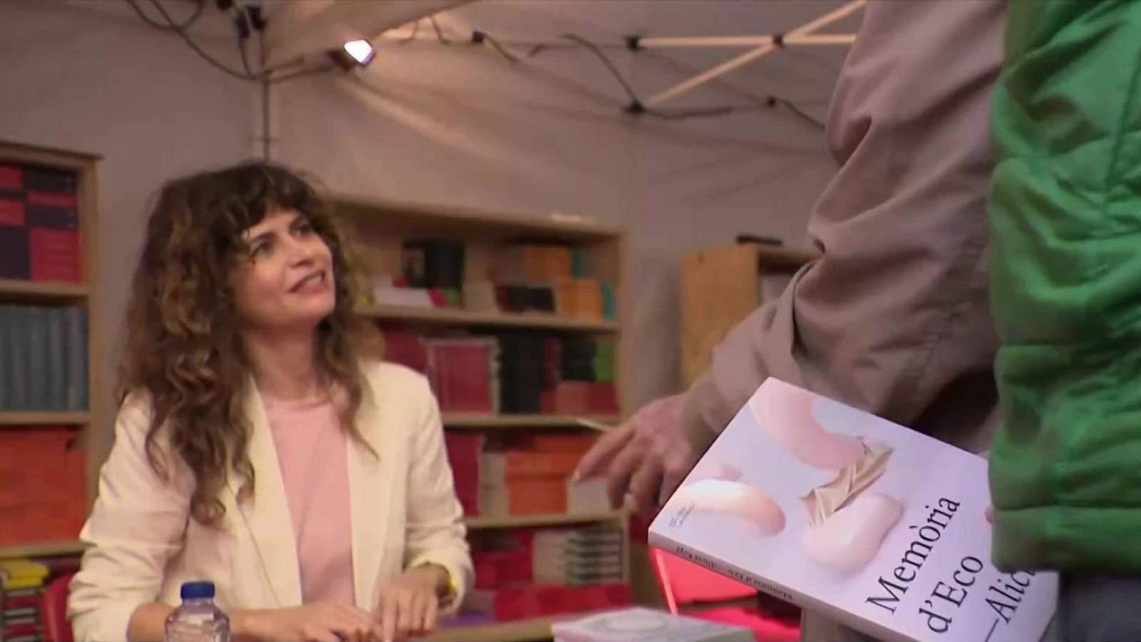 Sant Jordi converteix els carrers en un paradís literari