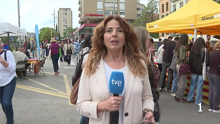 L'Informatiu - Girona viu un Sant Jordi multitudinari amb 172 parades de llibres i roses repartides pel centre de la ciutat