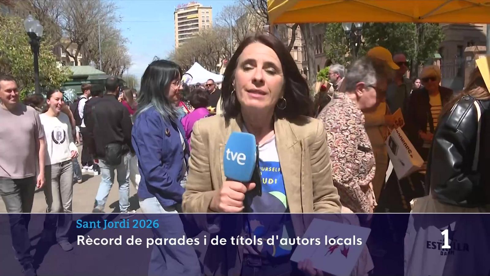 Sant Jordi omple la Rambla Nova de Tarragona amb flors, llibres i cultura popular