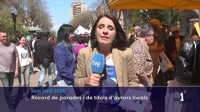 Sant Jordi omple la Rambla Nova de Tarragona amb flors, llibres i cultura popular