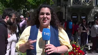 La pausa del migdia es converteix en temps de Sant Jordi als carrers