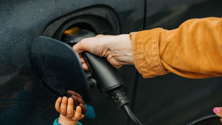 Telediario 1 - El mercado de coches eléctricos ha crecido un 50% por la crisis energética