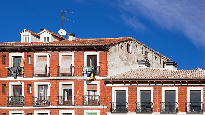 Telediario 1 - La compra de viviendas se estanca en España: cae un 0,5% en febrero por segundo mes consecutivo