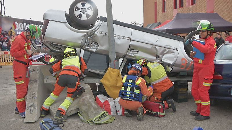Los bomberos de Valencia realizan un simulacro para perfeccionar el rescate de personas en accidentes de tráfico - L'informatiu - Comunitat Valenciana | Ver