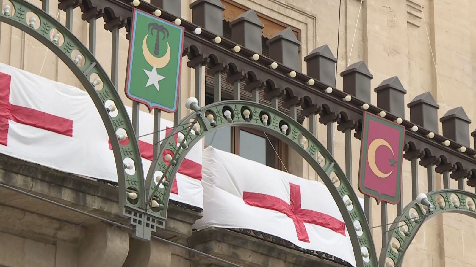 La ciutat d'Alcoi està ja immersa en les festes de moros i cristians - L'informatiu - Comunitat Valenciana | Ver