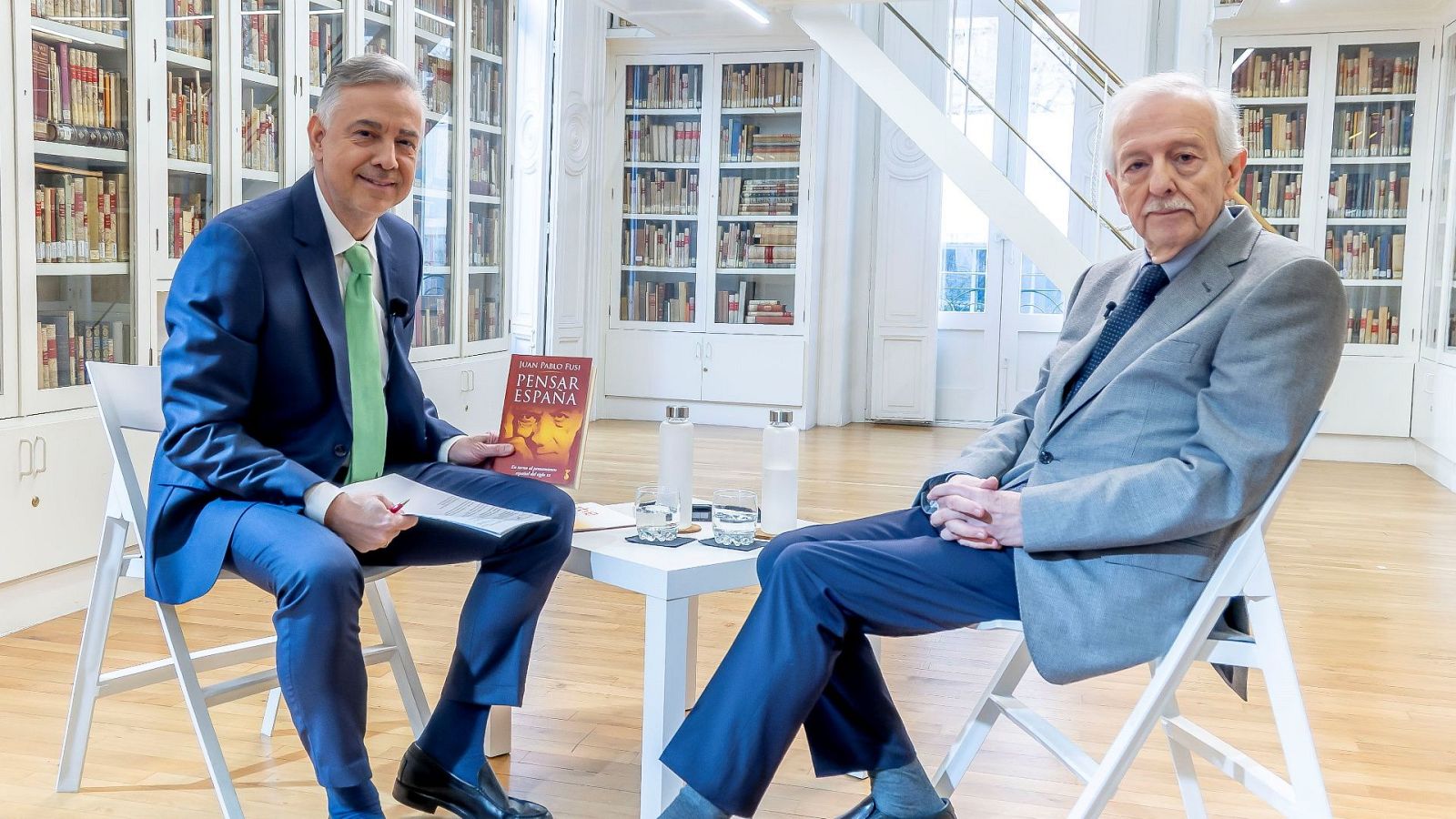 Plano general - Juan Pablo Fusi - Plano general | Ver