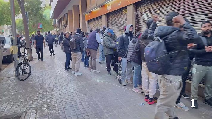L'Informatiu - Regularització de migrants: cues per por a quedar fora del procés