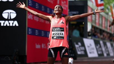 La etíope Tigst Assefa bate en Londres el récord del mundo en una maratón solo para mujeres