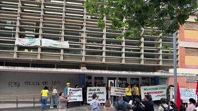 Rebuig al pla de Mossos de paisà als instituts de l'Hospitalet