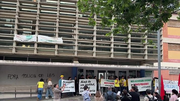 L'Informatiu - Rebuig al pla de Mossos de paisà als instituts de l'Hospitalet