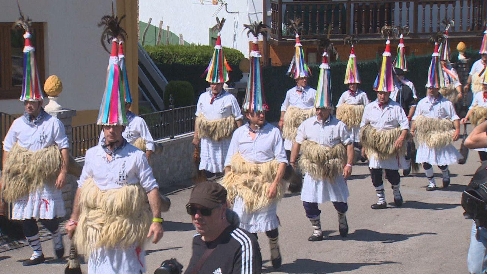 Cuatro agrupaciones carnavalescas se lucen por Silió y Puente Viesgo - TeleCantabria | Ver