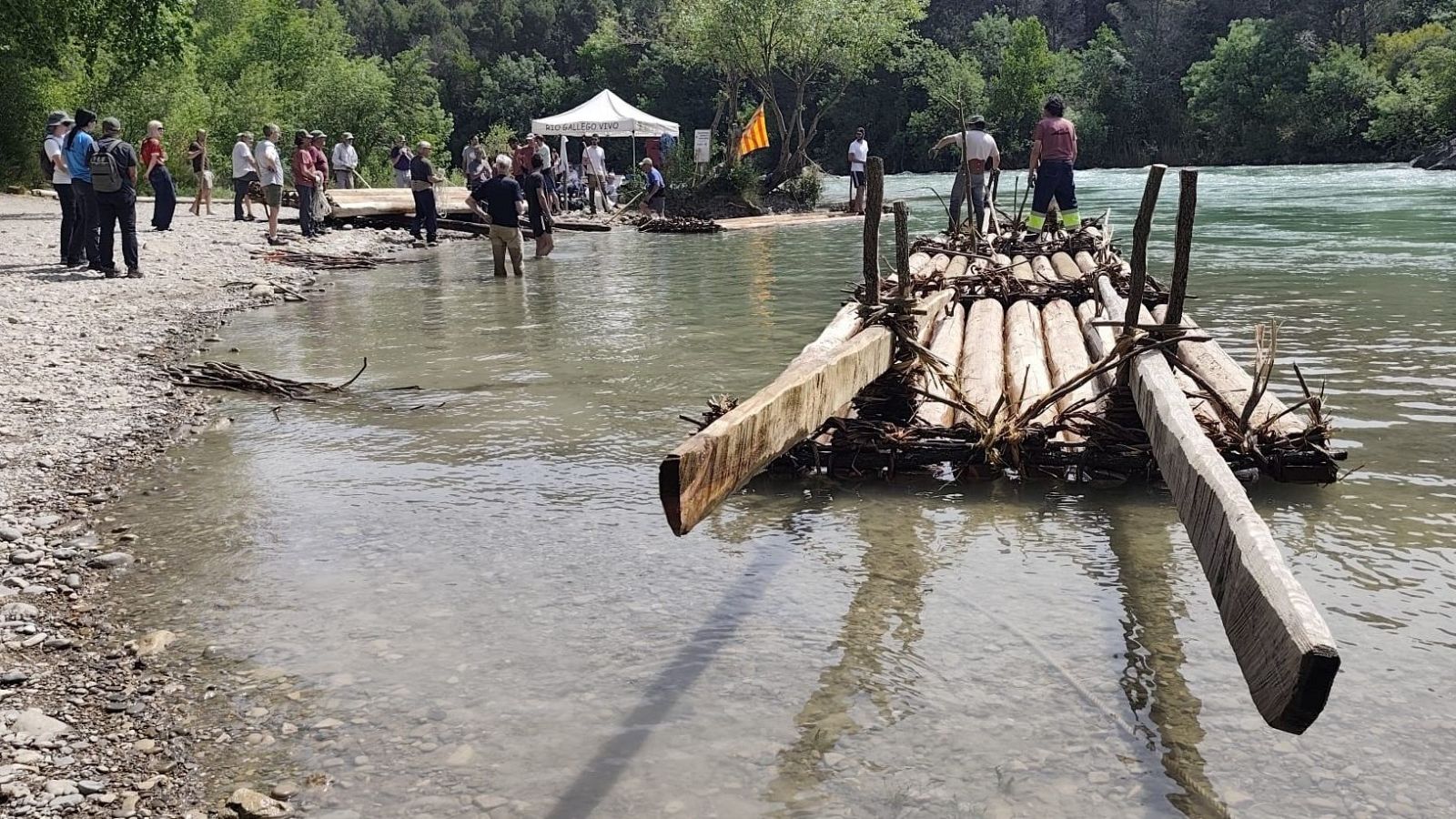 Éxito del descenso de navatas por el río Gállego - Noticias Aragón | Ver