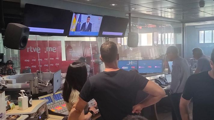 Mantener la emisi�n y no especular en un estudio a oscuras ante un folio en blanco: la labor de RNE en el apag�n