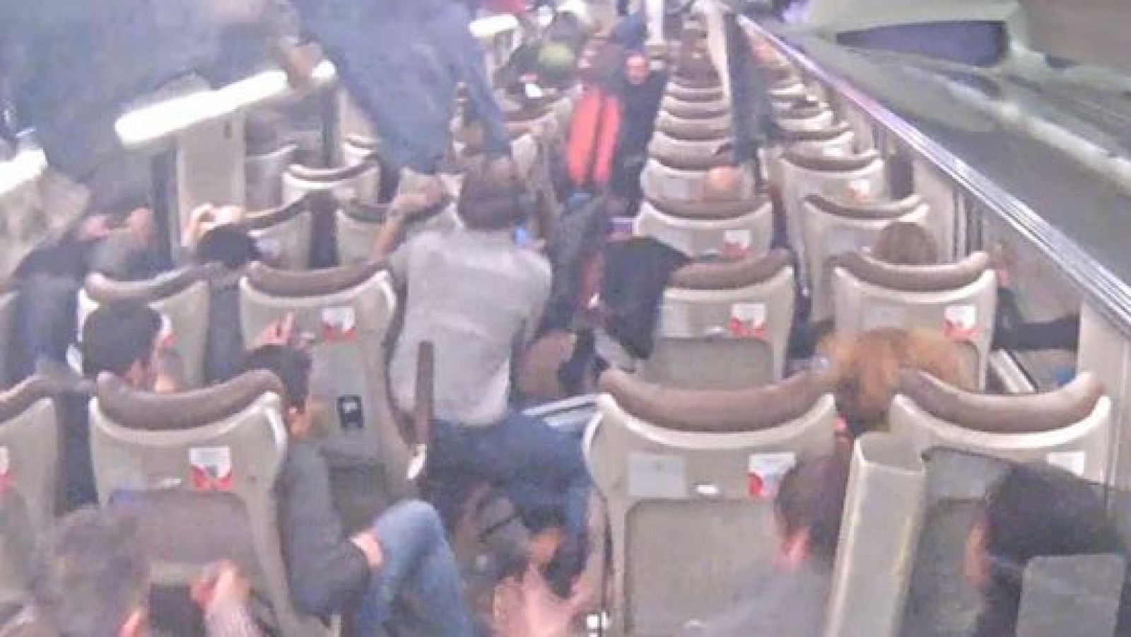 Las primeras imágenes del interior del Iryo refuerzan la hipótesis de la "rotura de carril" - Telediario 1 | Ver