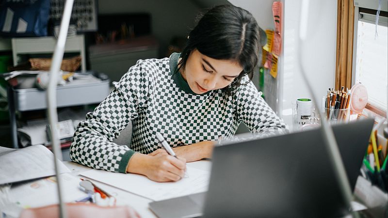 Los 'sisi': más de un millón de jóvenes de entre 16 y 29 años estudian y trabajan en España | Ver