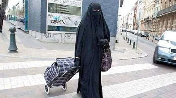 Telediario 1 - El alcalde de Lleida estudia recurrir al TC la prohibición del uso del burka