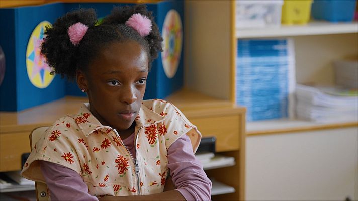 Barrio Esperanza - Nayeli reacciona a los "pelota" y "friki" de sus compañeros