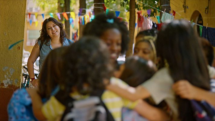 Barrio Esperanza - Esperanza se lleva su clase a casa de Nayeli