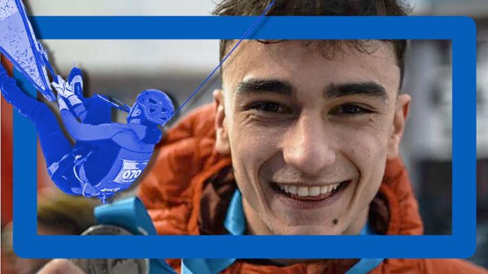 Joven sonriente con chaqueta naranja y azul, junto a un escalador azul con dorsal '070'. Marco azul unifica la imagen.