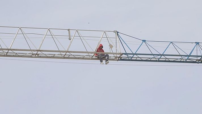 Noticias de Castilla y León - Un tercer trabajador se sube a una grúa en Burgos para denunciar meses de impagos