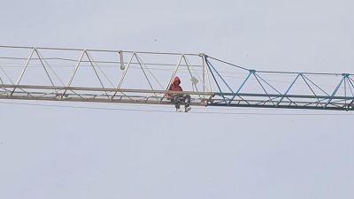 Burgos: Un tercer obrero subido a una gr�a denuncia impagos - Noticias de Castilla y Le�n | Ver