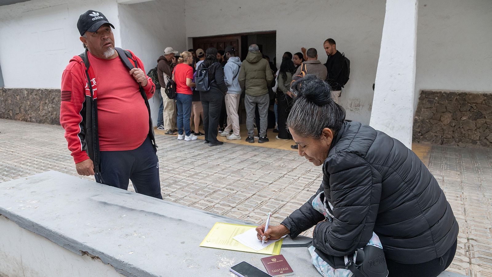 Tensión entre los inmigrantes para obtener el certificado de vulnerabilidad - Noticias Murcia | Ver