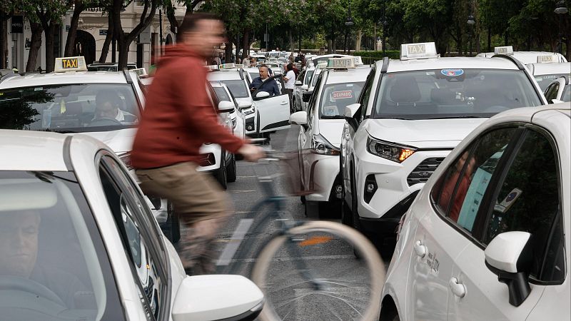 El sector del taxi valenciano se reivindica como servicio público frente a las VTC - L'informatiu - Comunitat Valenciana | Ver