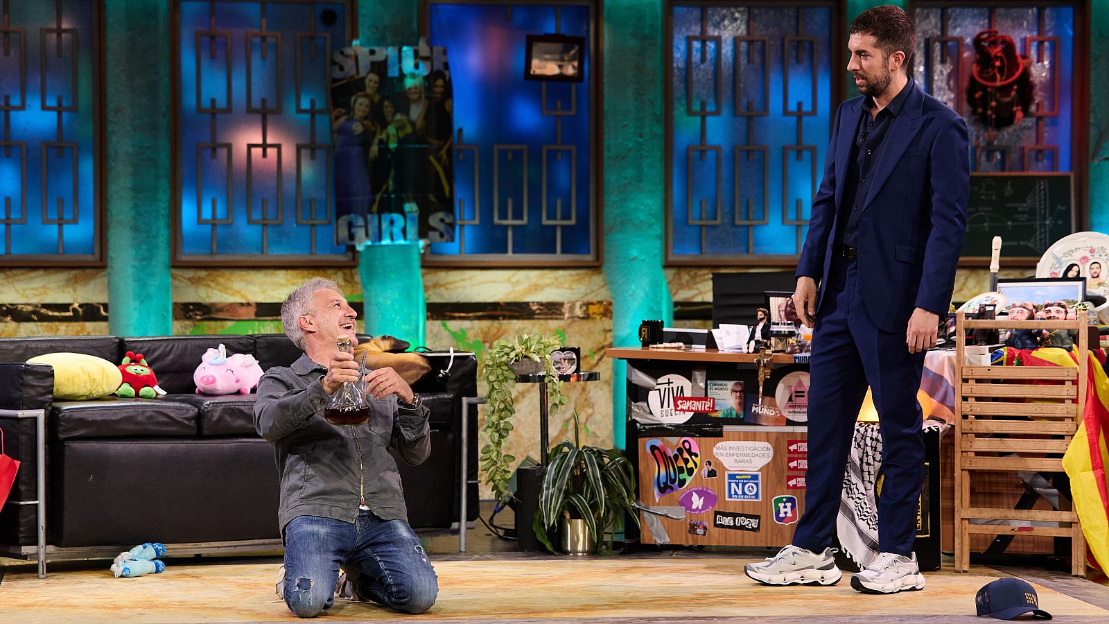 La Revuelta | Sergio Dalma, maestro del porrón: "Tengo medallas" - La Revuelta | Ver