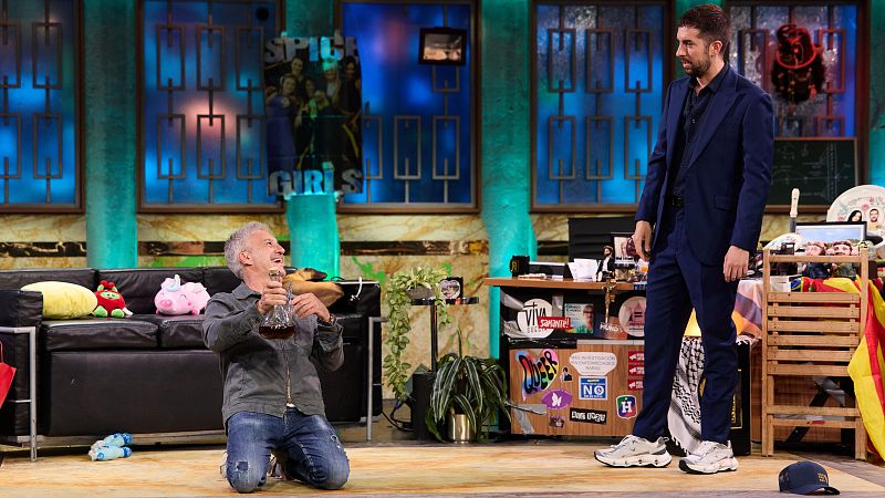 La Revuelta | Sergio Dalma, maestro del porrón: "Tengo medallas" - La Revuelta | Ver