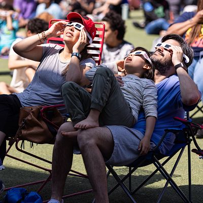 Eclipse solar 2026: ¿cómo observarlo de manera segura? - Mediodía en RNE | Ver