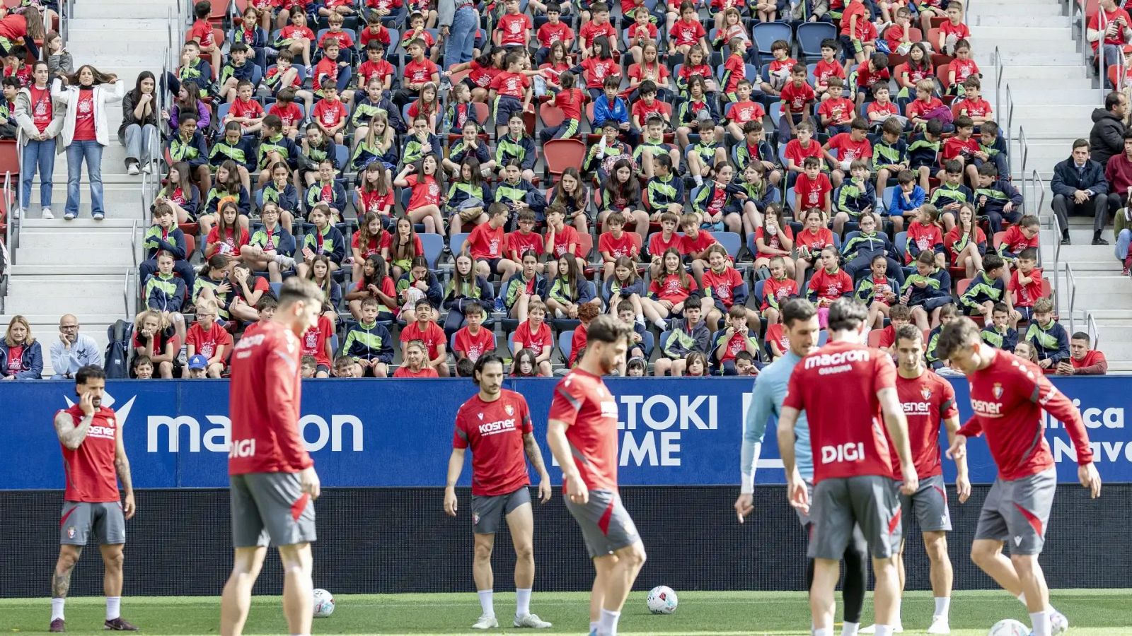 Osasuna entrena ante miles de niños en las gradas de El Sadar - Los Deportes de La1 | Ver