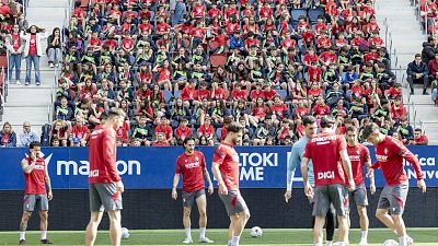 Osasuna entrena ante miles de ni�os en las gradas de El Sadar