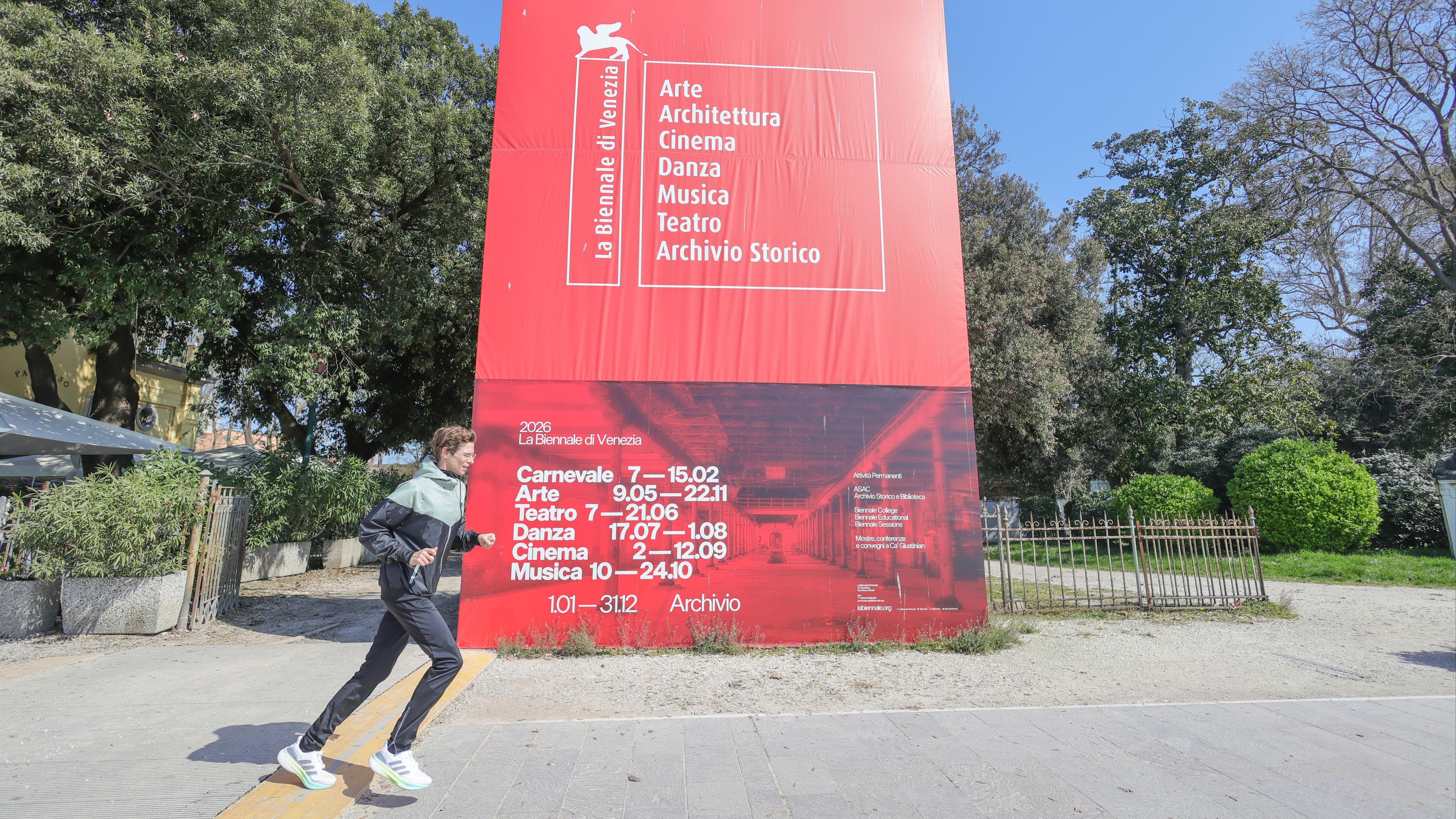 Dimite en bloque el jurado de la Bienal de Venecia por la exclusión de premios a artistas de países investigados por crímenes de guerra — image 3
