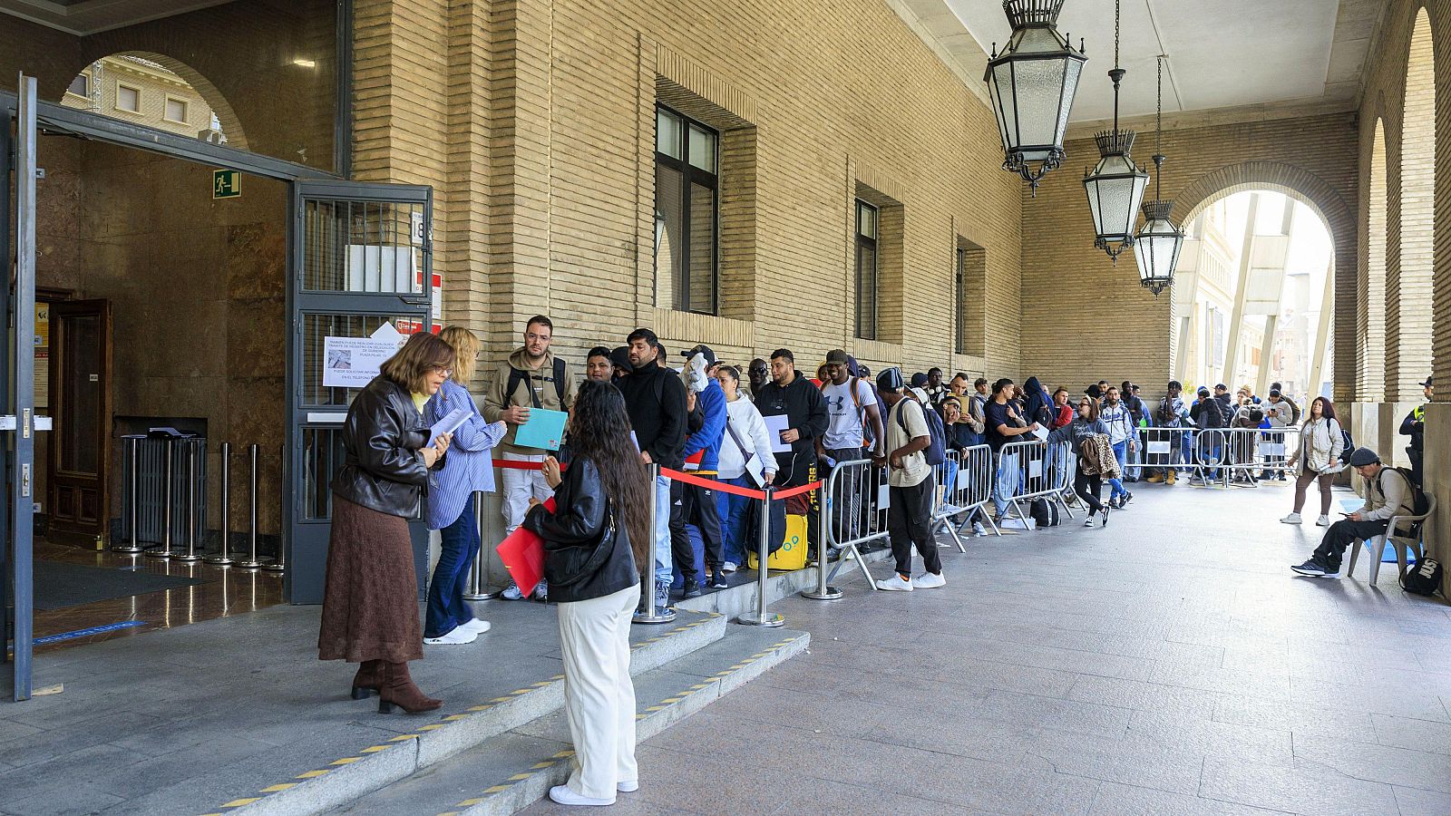 Los primeros inmigrantes regularizados estrenan documentación | Ver ahora