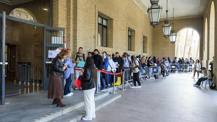 Telediario 2 - Los primeros inmigrantes regularizados estrenan documentación