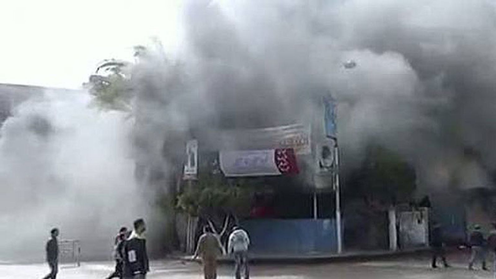 Un grupo de manifestantes incendian una antigua comisaria en Egipto - Informativo 24h | Ver