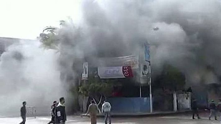 Informativo 24h - Un grupo de manifestantes incendian una antigua comisaria en Egipto