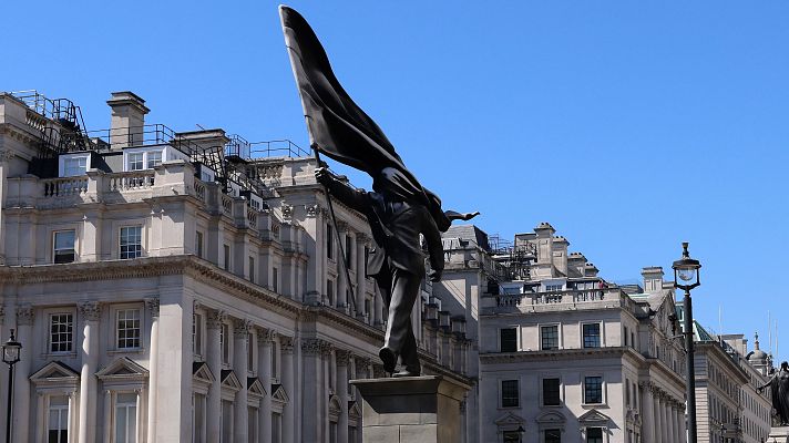 La tarde en 24h - Banksy coloca una estatua de un hombre con una bandera en el centro de Londres
