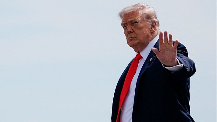 Telediario 2 - Trump anuncia aranceles del 25% para los coches de la UE por "no cumplir el acuerdo comercial"