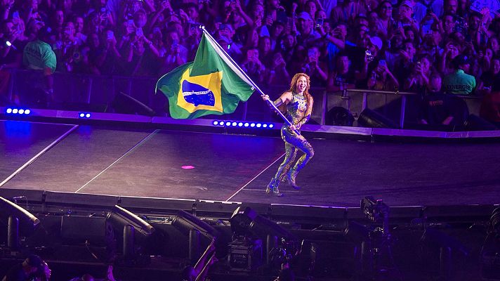 Telediario Fin de Semana - Shakira reúne a dos millones de personas en la playa de Copacabana