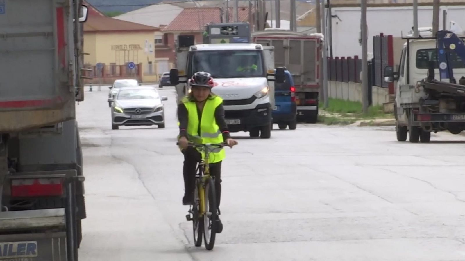 Ante la falta de transporte público, prestan bicicletas para ir a trabajar - Noticias Aragón | Ver