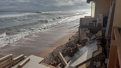 Tornen a casa els ve�ns de l'edifici de Tavernes de la Valldigna afectat pel temporal Harry en el mes de gener - L'informatiu - Comunitat Valenciana | Ver