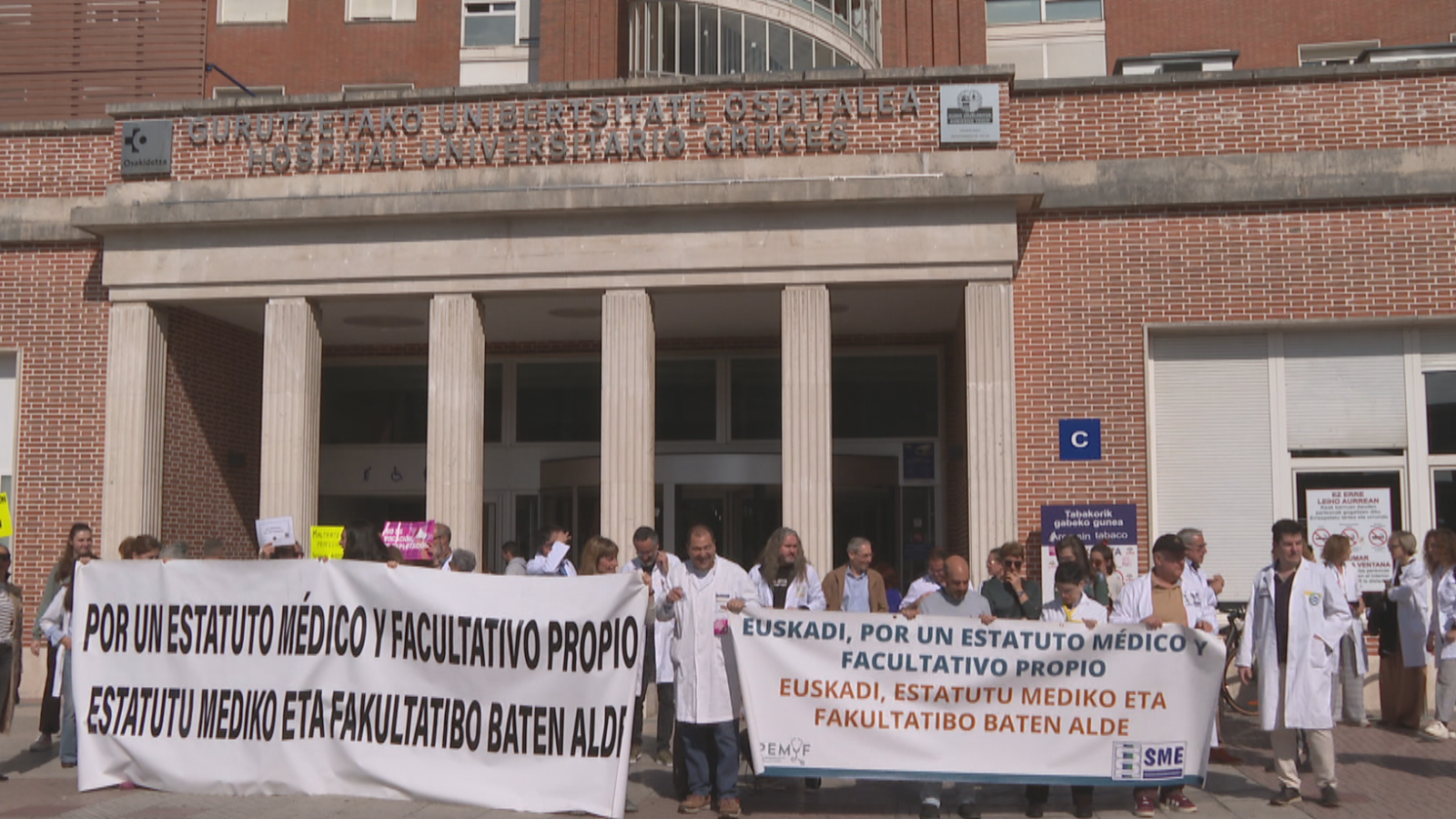 Los médicos en huelga comparecen en el Parlamento Vasco | RTVE Play - Ver ahora
