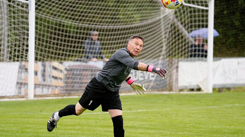 Ángel Mateos vuelve a ponerse bajo los palos en un partido oficial con 70 años - Estadio 2 | Ver