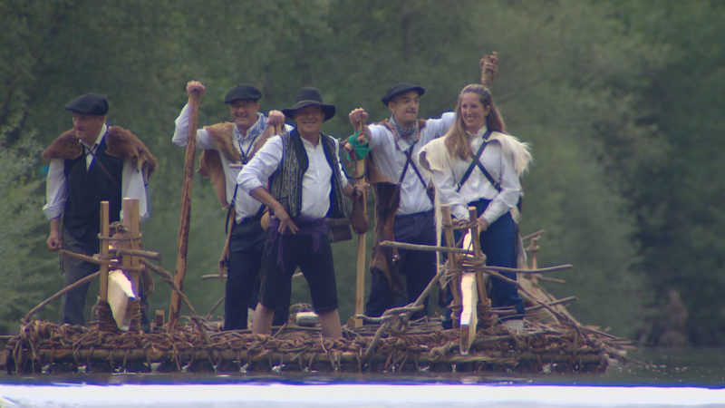 Las almadías vuelven a descender por el río Esca a su paso por Burgui - Telenavarra | Ver