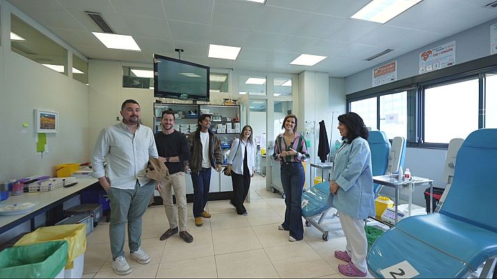 Roberto Leal, Dani Martínez y Cristina Pedroche participan en una donación de médula ósea en el Hospital La Paz de Madrid, acompañados por personal sanitario y otros participantes.