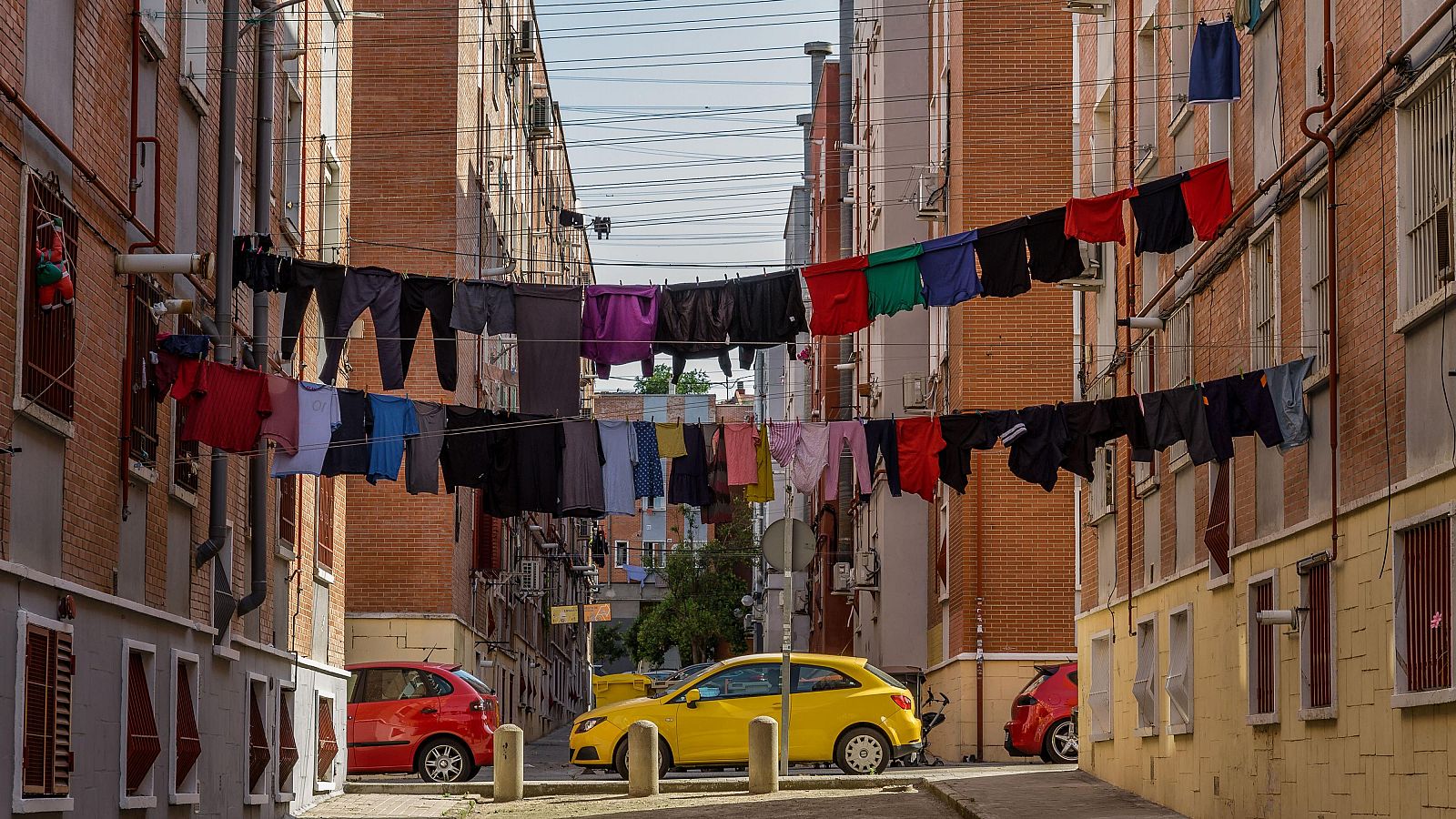 Multa por tender la ropa en la fachada - Telediario 2 | Ver