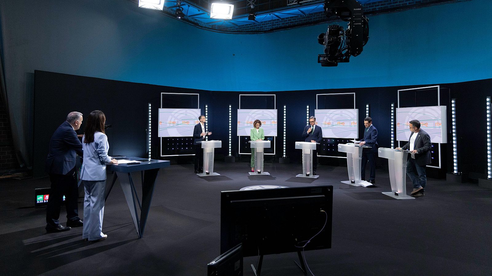 Los candidatos a la Presidencia de la Junta de Andalucía se cruzan reproches por la vivienda - Especiales informativos | Ver